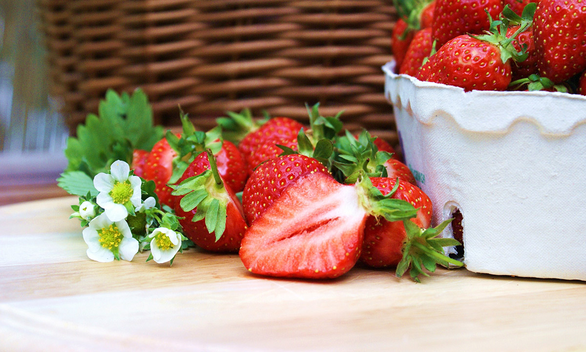 Erdbeeren: Klassisch auf Kuchen, oder aber herzhaft im Spargelsalat