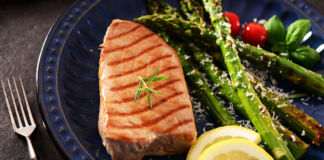 Thunfisch und grüner Spargel vom Grill Thunfisch