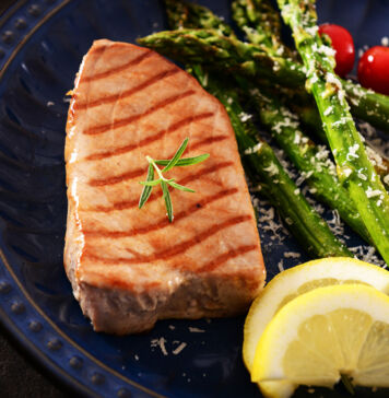 Thunfisch und grüner Spargel vom Grill Thunfisch