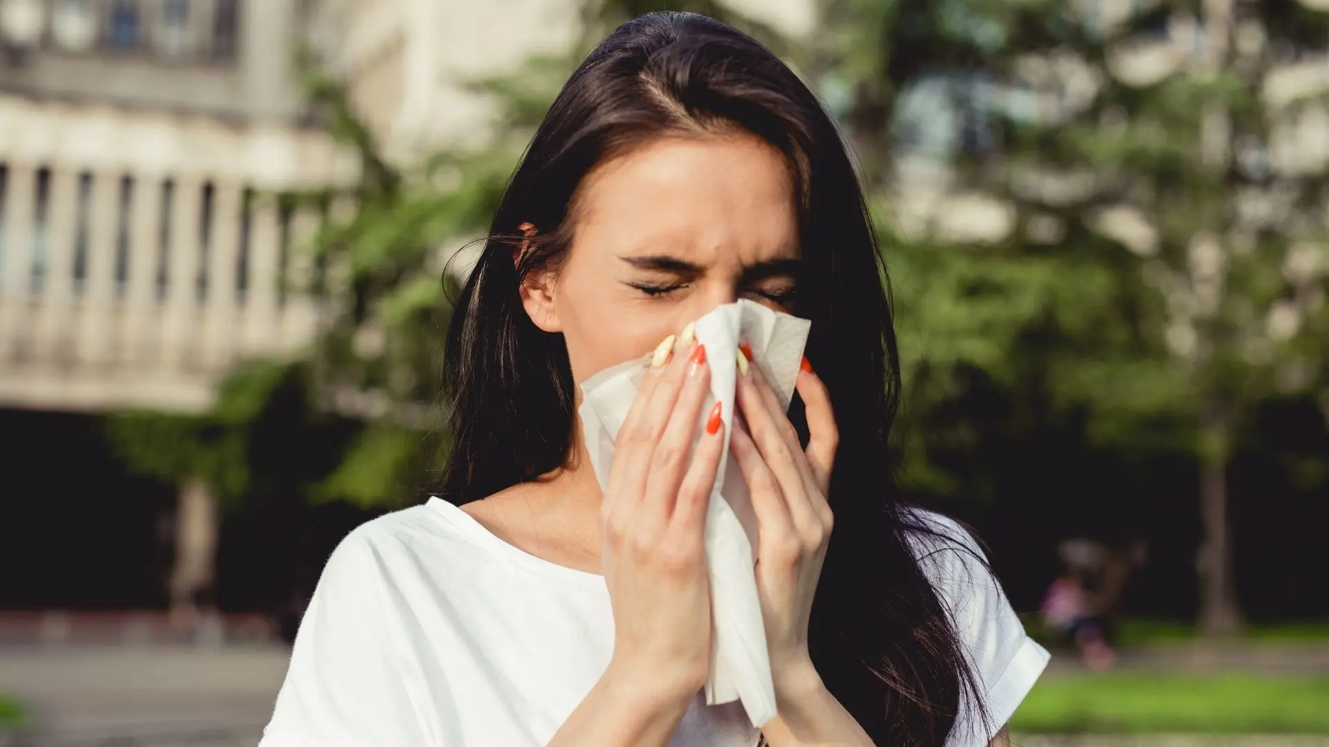 bessere Mundgesundheit und weniger Allergie-Risiko - Frau mit Allergie