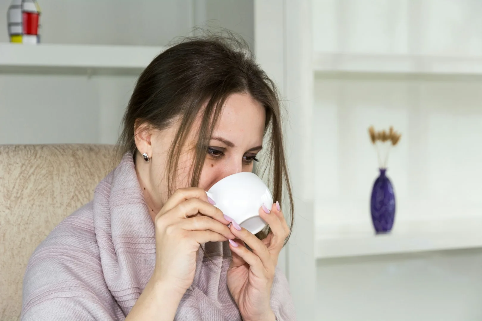 Erkältung - Frau trinkt eine Tasse warmen Tee