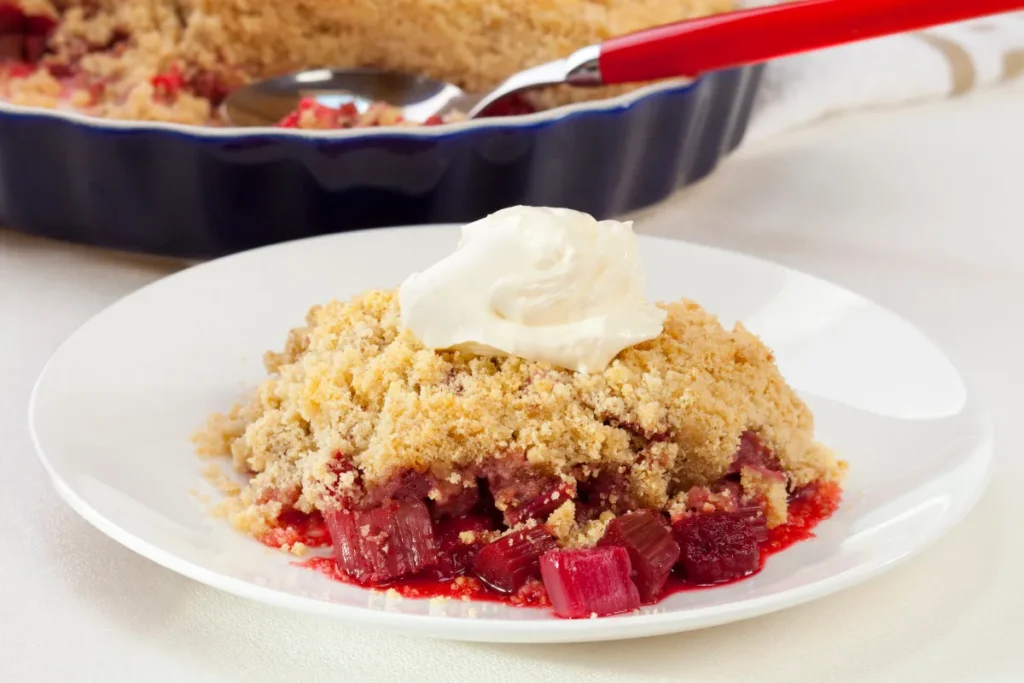 Rhabarber-Crumble aus dem Ofen