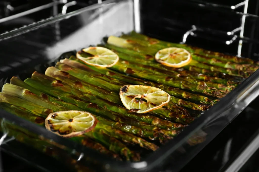 Gebackener grüner Spargel mit Zitrone